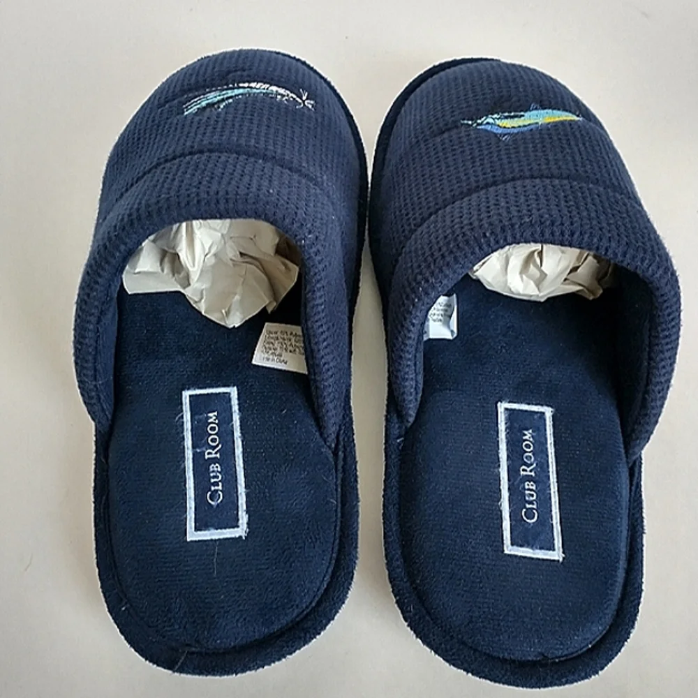 Excellent Used Condition Men's Club Room Waffle Knit Embroidered Slippers Small